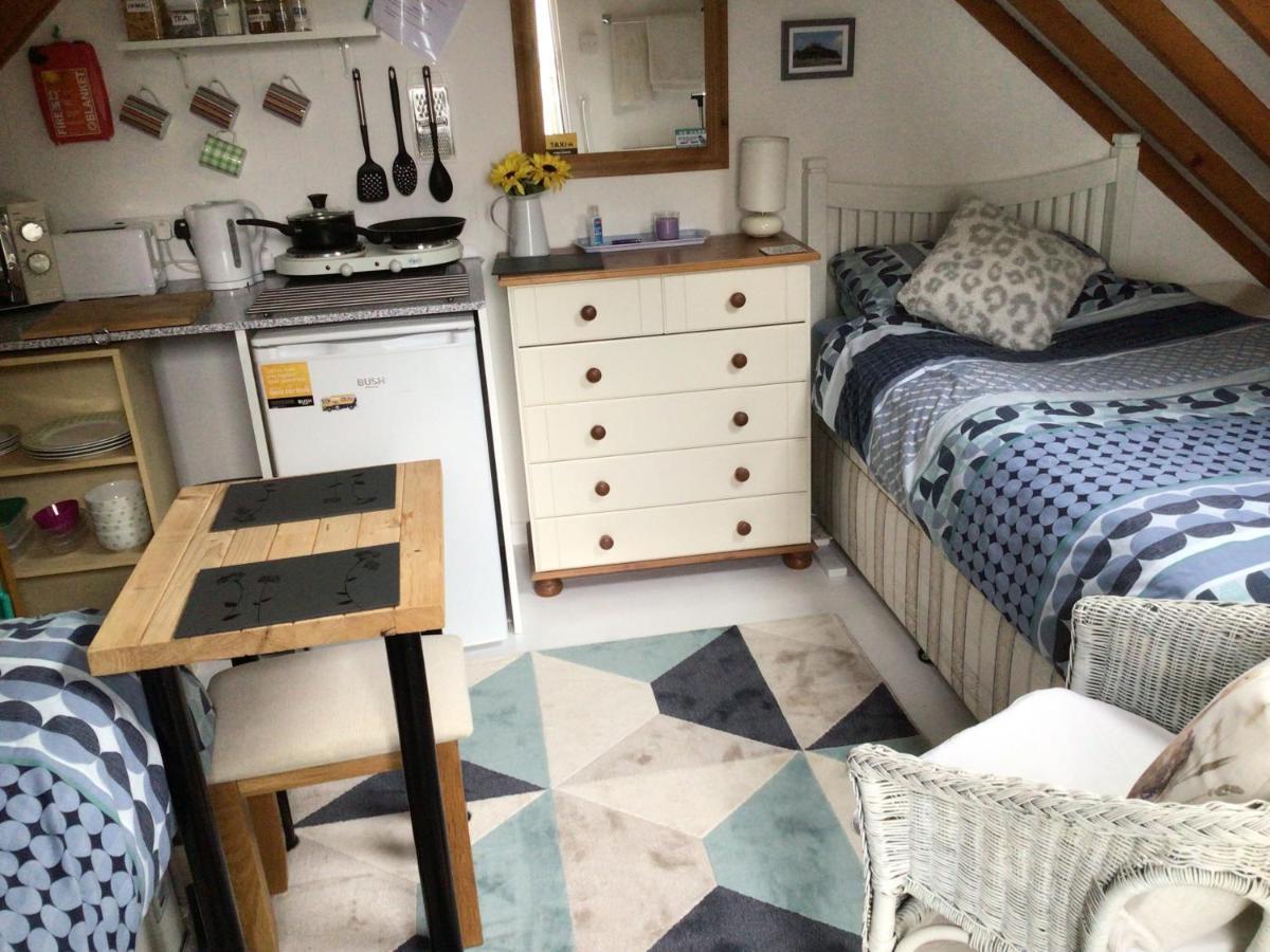 Cozy Camborne Studio Retreat With Two Single Beds Exteriör bild
